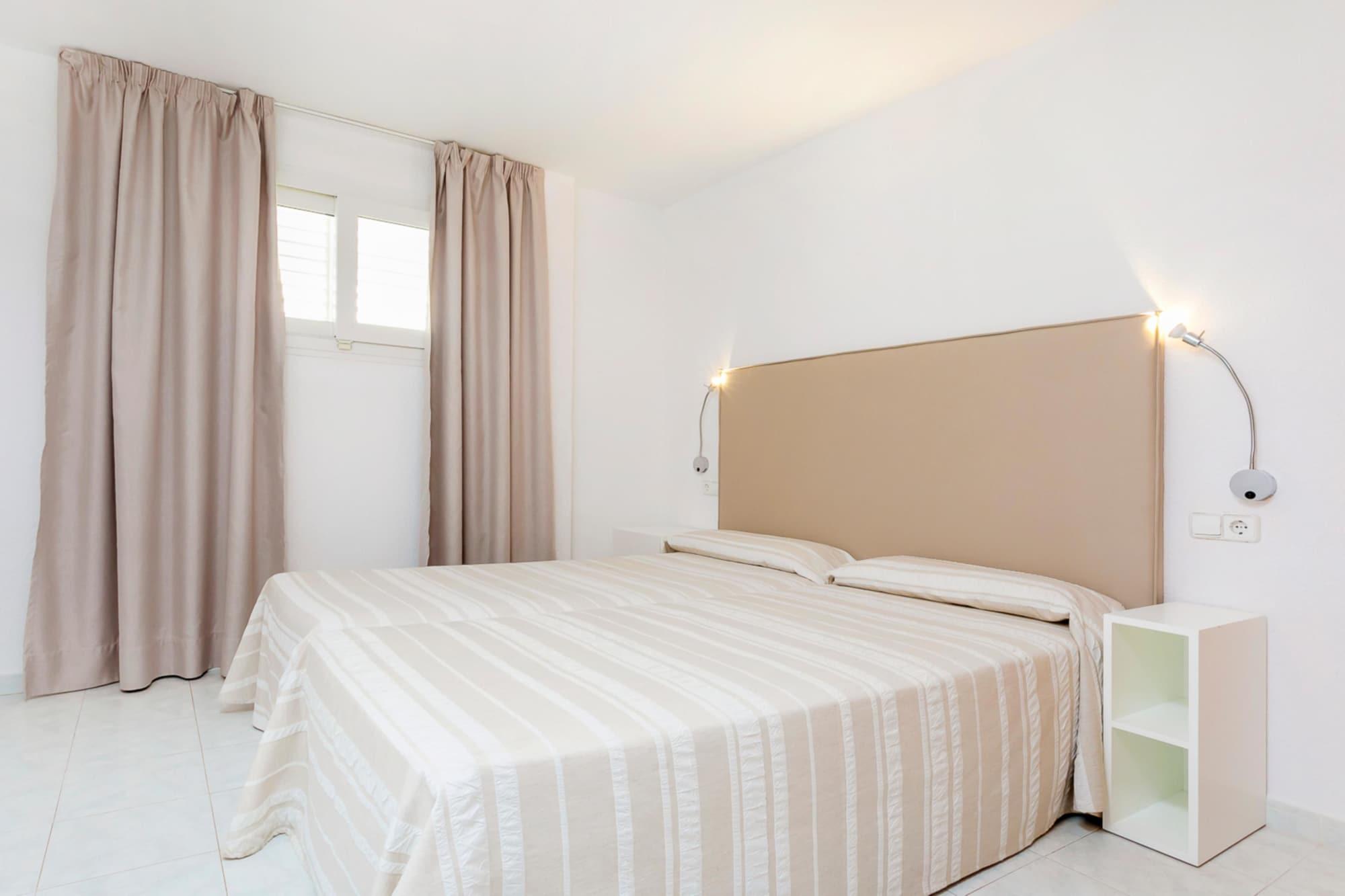 Aparthotel Duquesa Playa Санта-Еулалія-дель-Ріо Екстер'єр фото